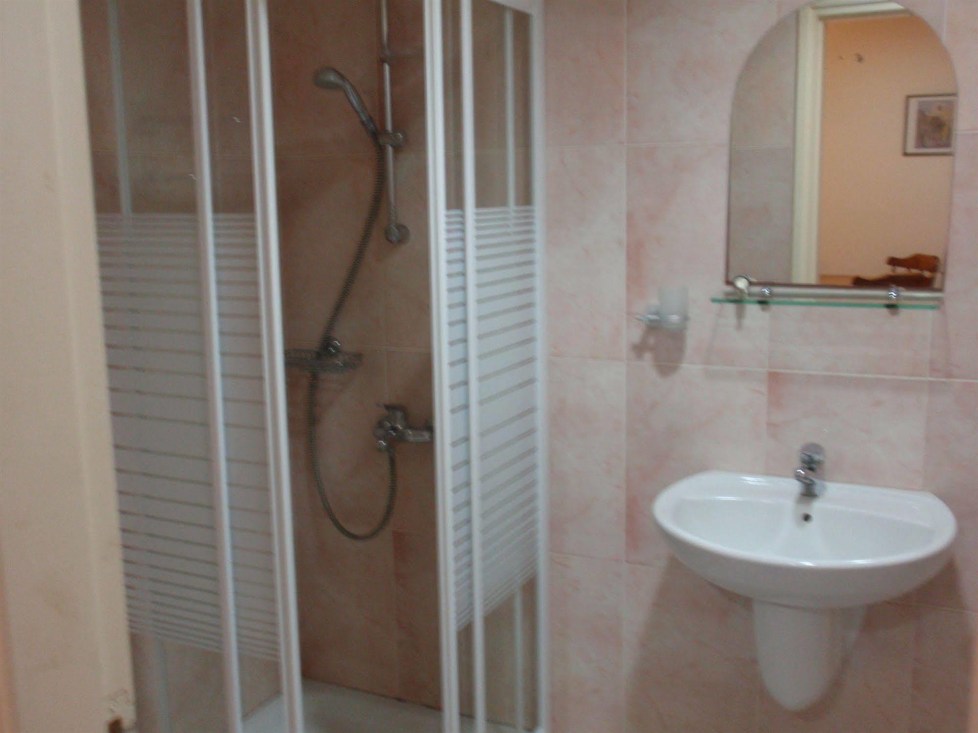 לרנקה Palm Sea Beach Hotel Apartments מראה חיצוני תמונה