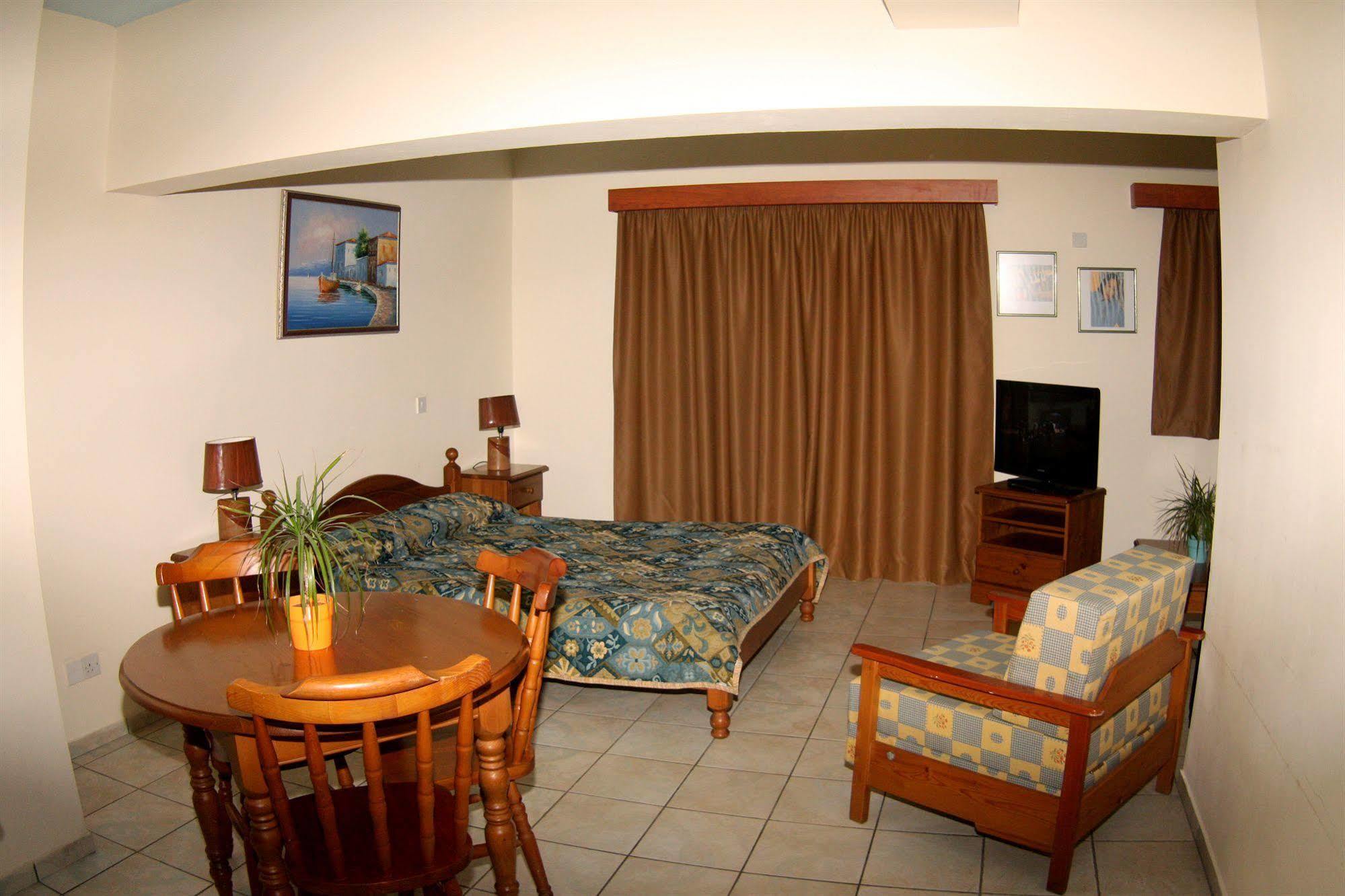 לרנקה Palm Sea Beach Hotel Apartments מראה חיצוני תמונה