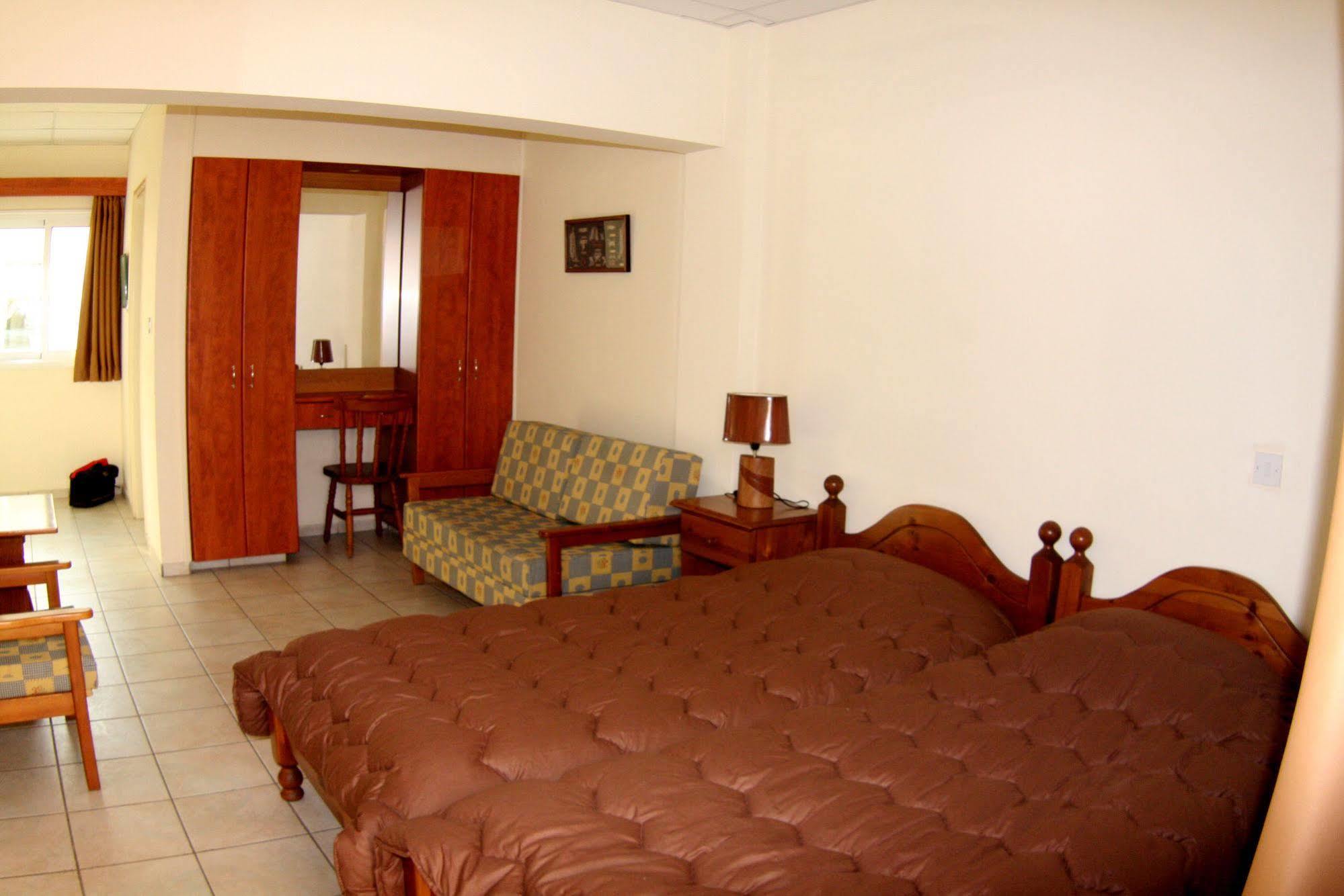לרנקה Palm Sea Beach Hotel Apartments מראה חיצוני תמונה
